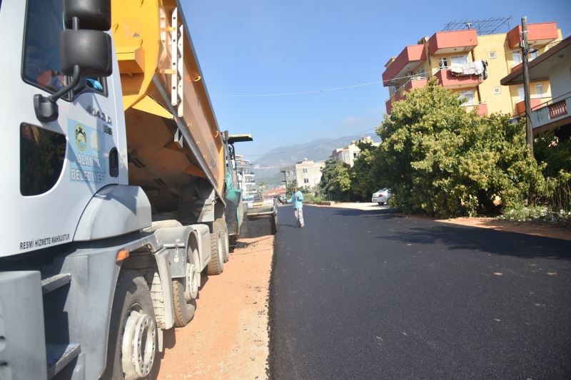 ALANYA BELEDİYESİ BEDANLAR VE YİĞİTLER SOKAKTA SICAK ASFALT ÇALIŞMASI BAŞLATTI