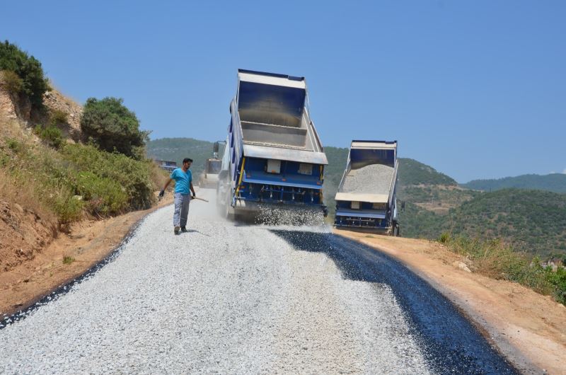 Alanya Yeşilöz’de bozulan yollar asfaltlanıyor