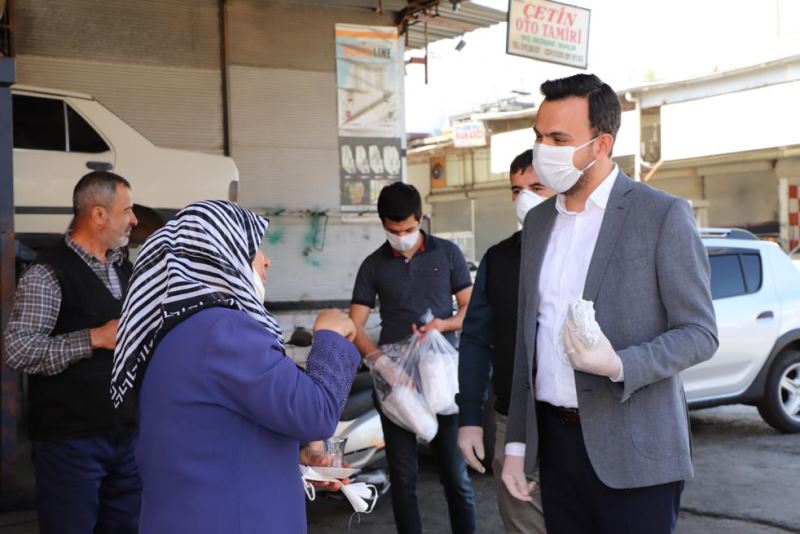 Başkan Toklu sanayide maske dağıttı